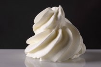 Vue rapprochée d'une tache de crème blanche — Photo de stock