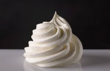 Primo piano vista di una chiazza di crema bianca — Foto stock
