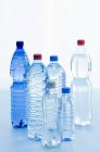 Vue rapprochée de différentes bouteilles d'eau minérale — Photo de stock
