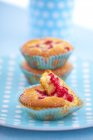 Redcurrant muffins on dotted plate — Stock Photo
