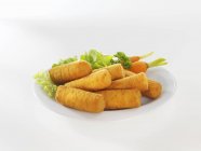 Croquetas con zanahorias y lechuga - foto de stock