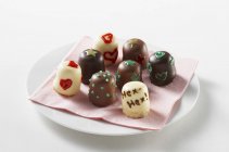 Асорті шоколадні цукерки на серветці — стокове фото