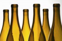 Vista close-up de garrafas de vinho vazias — Fotografia de Stock