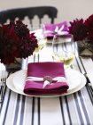 Nahaufnahme von Ortseinstellungen mit weißen Tellern und rosa Servietten — Stockfoto