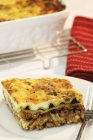 Pezzo di lasagne con carne macinata — Foto stock