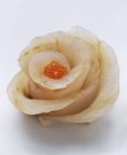 Vue rapprochée de la rose Sashimi au caviar rouge — Photo de stock