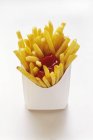 Papas fritas en caja de comida rápida - foto de stock