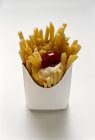 Patatine fritte con ketchup e maionese — Foto stock