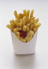 Frites dans la boîte de restauration rapide — Photo de stock