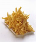 Patatine fritte su piatto di carta — Foto stock