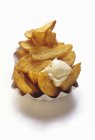Porción de papas fritas con mayonesa - foto de stock