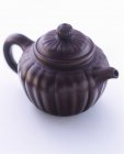 Vista de primer plano de la olla de té asiática en la superficie blanca - foto de stock