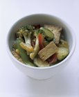 Tofu y verduras sobre arroz - foto de stock