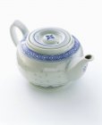 Olla de té asiática azul y blanca - foto de stock