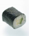 Un sushi maki con pepino - foto de stock