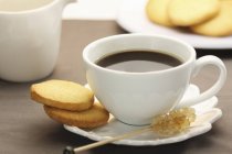 Tasse Espresso mit Bonbons am Stiel — Stockfoto