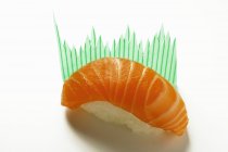 Nigiri sushi con salmón - foto de stock
