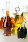 Vari tipi di olio e aceto balsamico in caraffe di vetro — Foto stock