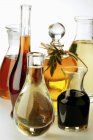 Vista close-up de vários tipos de óleo e vinagre balsâmico — Fotografia de Stock