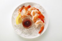 Shrimps with lemon and tomato dip — Stock Photo
