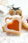 Vista close-up de doces corações de pastelaria com geléia de damasco — Fotografia de Stock