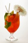 Cocktail aux fruits en verre — Photo de stock