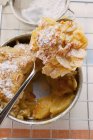 Vue rapprochée du crumble de pomme avec du sucre glace — Photo de stock