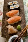 Nigiri y maki sushi con jengibre - foto de stock