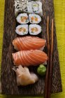 Nigiri e maki sushi com gengibre — Fotografia de Stock