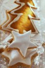 Cinnamon stars and gingerbread — Stock Photo