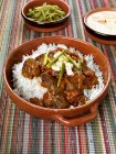 Goulash de carne de bovino em arroz — Fotografia de Stock