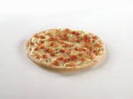 Pizza con queso y pimientos - foto de stock