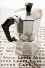 Vue rapprochée d'une machine Espresso sur surface blanche avec des mots — Photo de stock