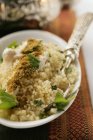 Couscous mit Joghurt auf Teller — Stockfoto