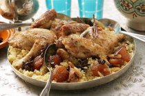 Couscous mit Huhn und Trockenfrüchten — Stockfoto
