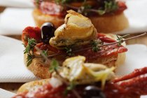 Crostini con mariscos y tomates - foto de stock