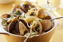Spaghetti vongole with clams and herbs — Stock Photo