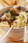 Spaghetti vongole con vongole ed erbe aromatiche — Foto stock