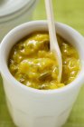 Saveur de moutarde dans un petit bol blanc — Photo de stock