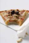 Пицца с тунцом и оливками — стоковое фото