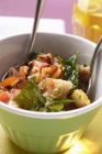 Хлебный салат с помидорами и базиликом — стоковое фото