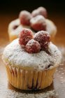 Muffins aux framboises avec sucre glace — Photo de stock