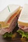 Підсмажене шинка і бутерброд — стокове фото