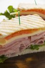 Prosciutto e sandwich tostati — Foto stock