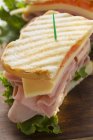 Jambon grillé et sandwich — Photo de stock