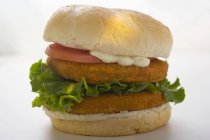 Hamburger di pollo doppio con pomodoro — Foto stock
