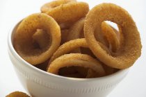 Anelli di cipolla fritti in ciotola bianca — Foto stock