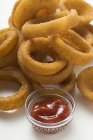 Frittierte Zwiebelringe mit Ketchup — Stockfoto