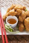Nuggets de pollo asiático con salsa de albaricoque - foto de stock
