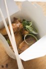 Крупный план куриных крылышек в коробке для еды на вынос — стоковое фото